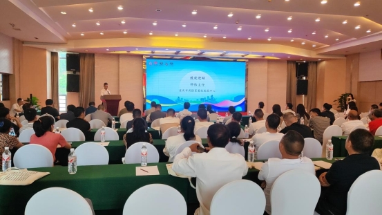 成渝地區(qū)雙城經(jīng)濟圈現(xiàn)代生豬產(chǎn)業(yè)創(chuàng)新發(fā)展交流會暨生物飼料節(jié)糧與液態(tài)飼喂技術(shù)推廣會在武隆成功舉辦